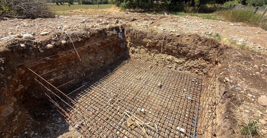 Fouille terrassée et ferraillage d'un massif en béton