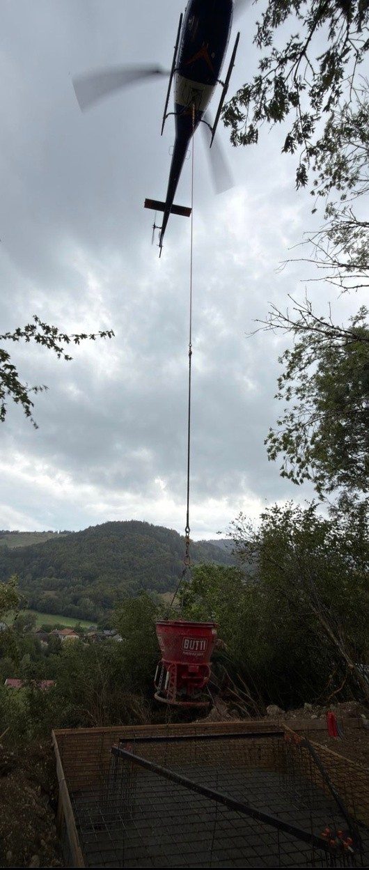 Hélicoptère en héliportage au-dessus d'un chantier