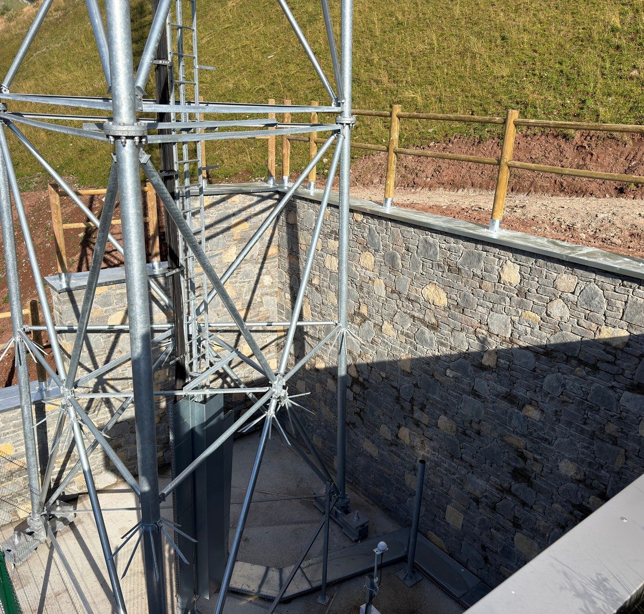 Pylône télécom et mur de soutènement en pierre